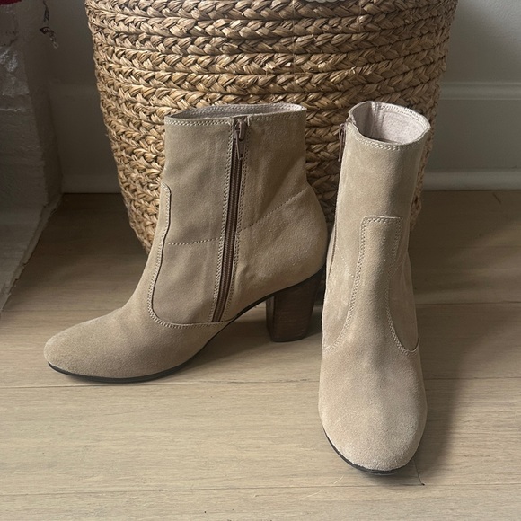 Seychelles Shoes - ANTHROPOLOGY Suede Seychelles Peridot  Zip Ankle Boots in Taupe. EUC.